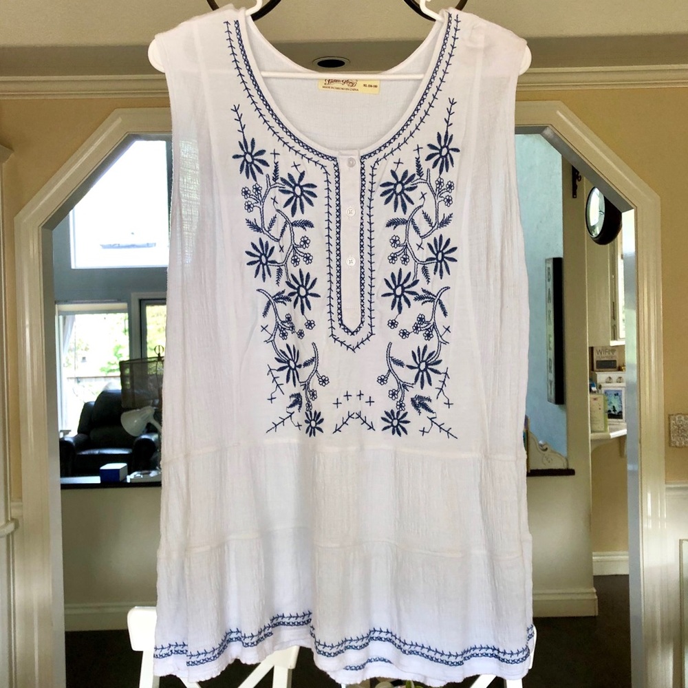 White Tunic w Blue Stitching and Button Detail